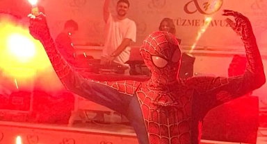 Öğrencilerden mezuniyet partisi