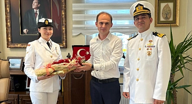 Sahil Güvenlik Komutanı Binbaşı Ahmet Yakın ve personeli Kaymakam Salih Sak'ı ziyaret etti