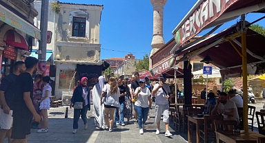 Sıcağa rağmen sokaklar dolu