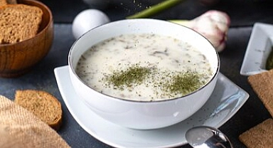 Yaz günlerinde içinizi ferahlatacak ''soğuk ayran aşı'' çorbası tarifi