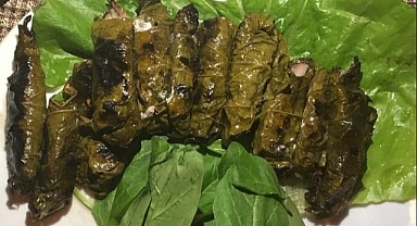Asma yaprağında ızgara sardalye