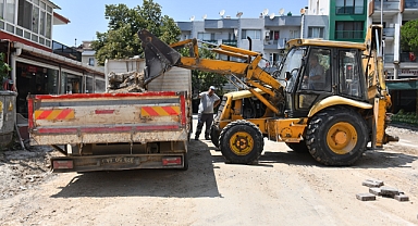 Bahriye Üçok Caddesi'nde üstyapı çalışmaları