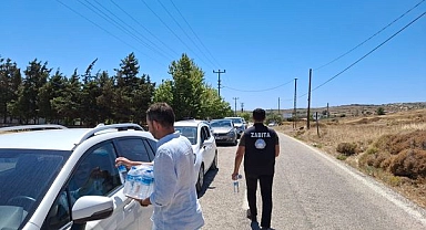 Bozcaada Belediyesi'nden feribot kuyruğundaki sürücülere destek