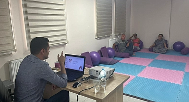 Ezine İlçe Sağlık Müdürlüğü, gebe bilgilendirme sınıfında gebelere eğitim verdi