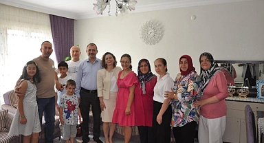 Kaymakam Dolu ve eşi, Seray Kaçar'ın 17. yaş gününü kutladı"