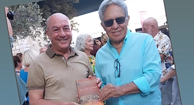 Mehemet Öngen, Zülfü Livaneli'ye kitabını imzaladı
