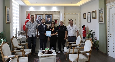 Milli sporcu Ecem Özden'den Vali Aktaş'a ziyaret