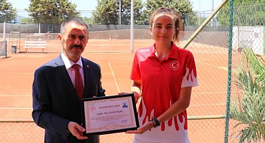 Naz Albayrak'a Vali İlhami Aktaş'tan Başarı Belgesi