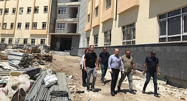 Nebioğlu, yapımı devam eden okul inşaatlarını inceledi