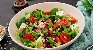 Yaz aylarına özel ferahlatıcı salata tarifleri