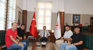Biga’s Beyazoğlu Futbol Takımından Kaymakam Kayabaşı’na ziyaret