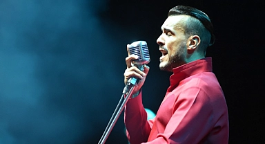 Cem Adrian Çanakkale'de sahne aldı