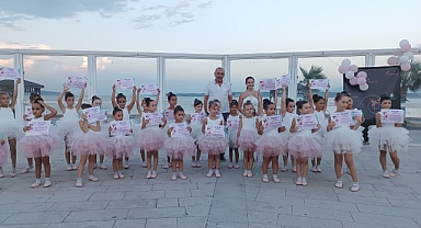 Eceabat'ta minik bale yıldızlarından gösteri