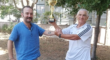 Şampiyonluk kupası Başkan Cenk Çilesiz'in ellerinde