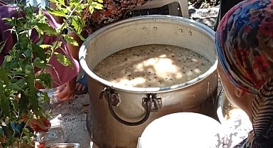 Helvacı Köyü’nde aşure dağıtıldı