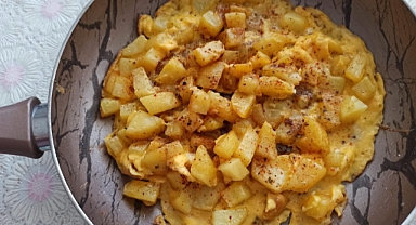 Pazar kahvaltısına yakışır bir patatesli yumurta tarifi