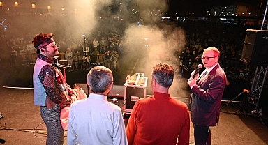 8 Eylül kutlamalarında Retrobüs ve DJ Mustafa Birtek Biga’yı salladı