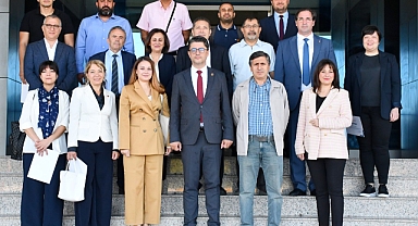 Akademisyenlere teşekkür belgesi takdimi