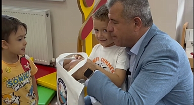 Başkan Elbi'den öğrencilere hediye