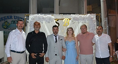 Başkan Öztürk, genç çiftin nişan yüzüklerini kesti