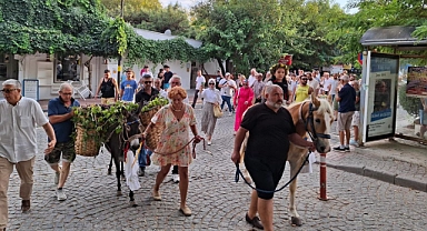 Bozcaada Bağbozumu Festivali 24. kez kortejle başladı