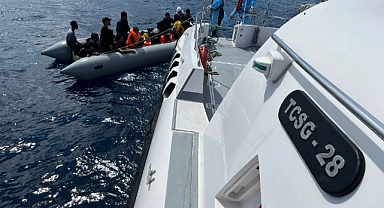 Çanakkale açıklarında 12 düzensiz göçmen ve 12 çocuk kurtarıldı