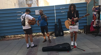 Çanakkale’de sokak sanatçıları Çarşı Caddesinde performans sergiledi