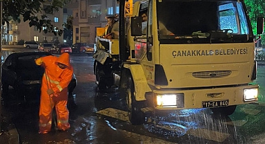 Çanakkale’de yağmur etkisini gösterdi, belediye ekipleri sahada