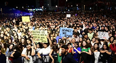 Ezine'de Bengü ve Oğuzhan Koç rüzgarı