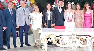 Jülide İskenderoğlu, genç çiftin mutluluğuna ortak oldu