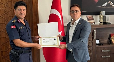 Kaymakam Murat Çiçek’ten İlçe Jandarma Komutanı Gökhan Fidan’a başarı belgesi