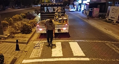 Kepez'de yaya güvenliği için gece boyama çalışmaları başladı