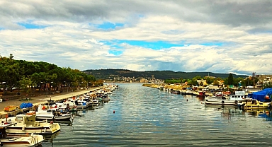 Sarıçay'dan geçip giderken batı yakasına mı bakarsın doğu yakasına mı ? Seni hangi yaka daha çok etkiliyor