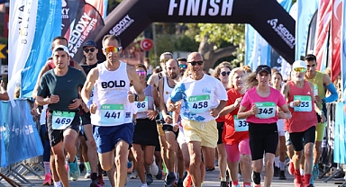 Uluslararası Ayvalık Kurtuluş Yarı Maratonu büyük bir katılımla gerçekleşti