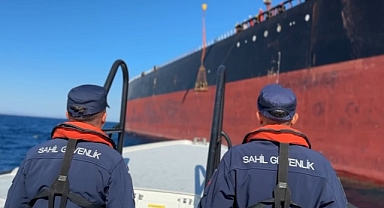 Bozcaada açıklarında rahatsızlanan bir kişinin tıbbi tahliyesi