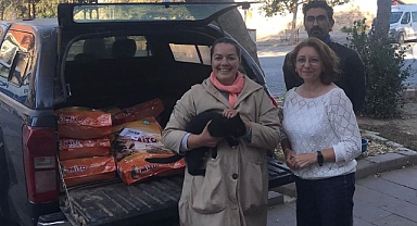 Bozcaada’daki sokak hayvanları için mama desteği