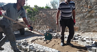 Bozcaada sokaklarında taş tamir çalışmaları