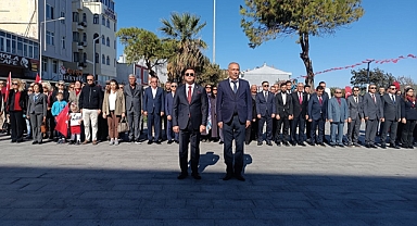 Eceabat'ta Atatürk büstüne çelenk sunuldu