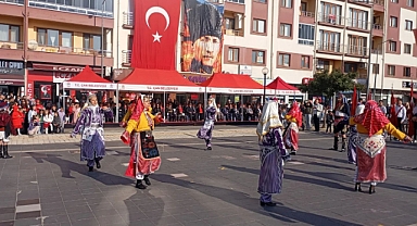 Kazdağları Halk Oyunları Topluluğu Cumhuriyet'in 101. yılına özel gösteri düzenledi
