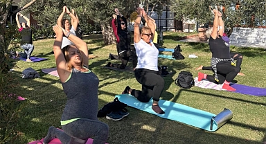 Küçükkuyu'da huzur dolu yoga dersi