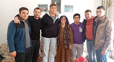 95 yaşındaki Naşide Güven'e öğrencilerden sürpriz