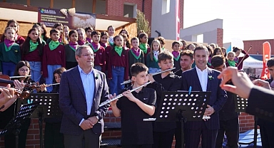 Başkan Ergin’den “Zeytin Çekirdekleri” korosuyla festivalde renkli düet