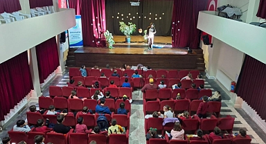Bozcaada'da tiyatro ve dansla renklenen Dünya Çocuk Hakları Günü