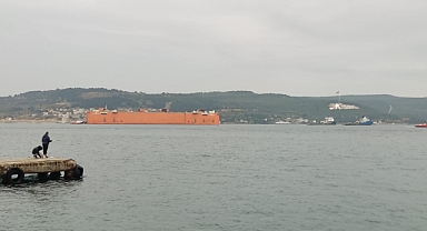 Dev Yüzer Havuz ‘Dourado' Çanakkale Boğazı'ndan geçti