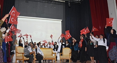 Gelibolu’da “Zamansız Kadınlar” tiyatral konferansı gerçekleşti