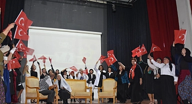 Gelibolu’da “Zamansız Kadınlar” tiyatral konferansı gerçekleşti