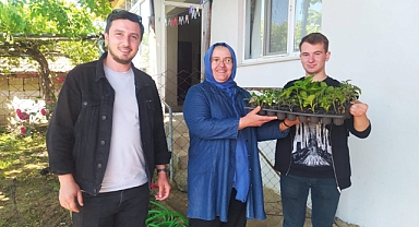 Liseli öğrencilerden, çiftçi kadınlara fide desteği