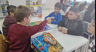 Öğrenciler kütüphanede eğlenceli zaman geçirdi