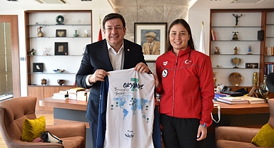 Ultra maraton yüzücüsü Bengisu Avcı, Başkan Erkek'i ziyaret etti
