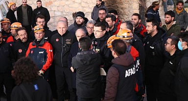 AFAD Başkanı Okay Memiş başkanlığındaki ekip Sednaya Hapishanesine ulaştı